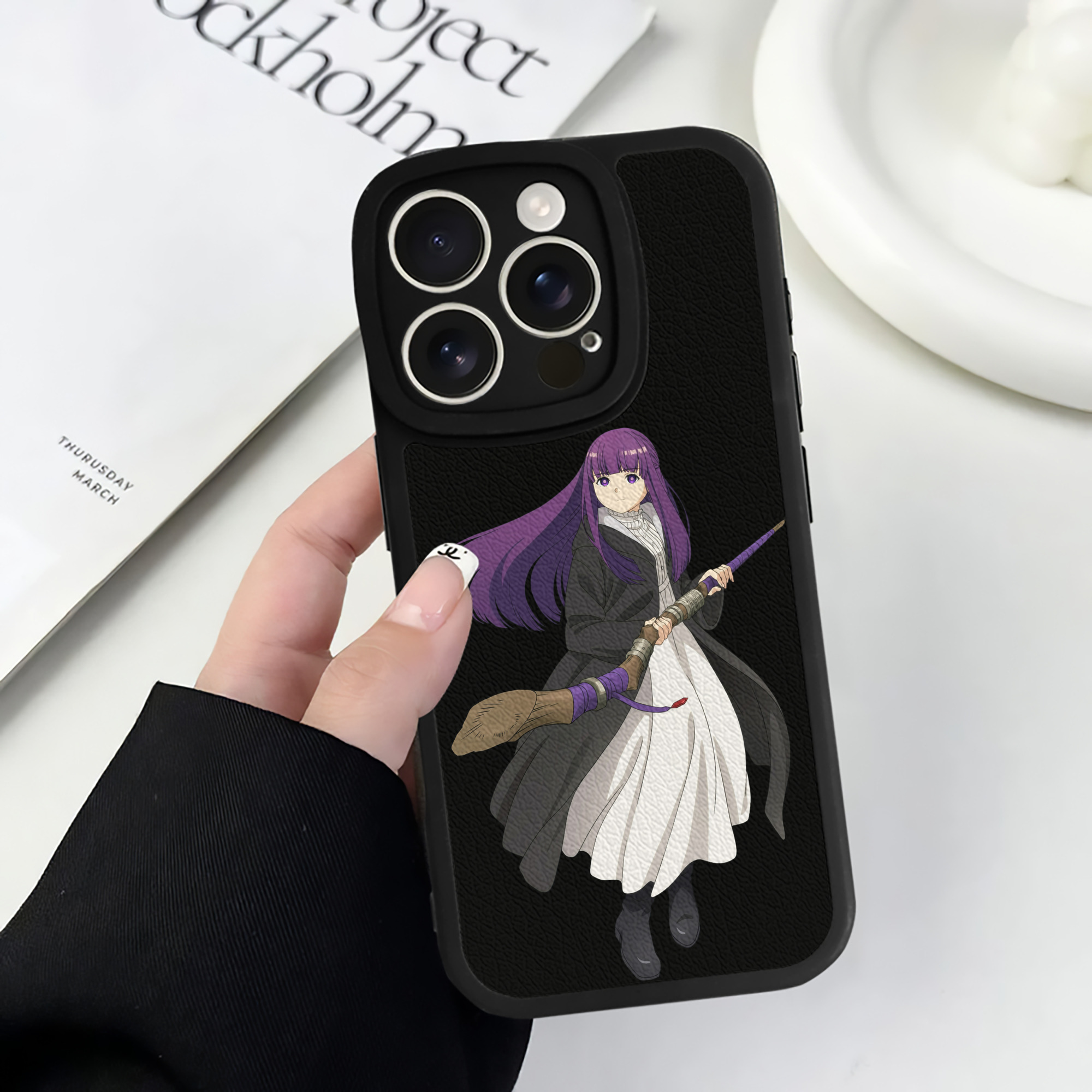 （画像用） 葬送のフリーレン Frieren 【iPhone 16シリーズ対応】シリコンスマホケース（レザー調） 材質：シリコン